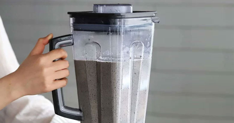 Cách làm kem đậu đen: Xay hỗn hợp sữa đậu
