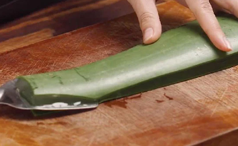 Cách làm sữa chua chanh dây nha đam: Sơ chế nha đam