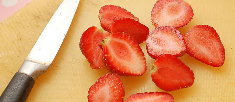 Cách làm sinh tố sữa chua dâu tây bạn cần phải sơ chế nguyên liệu