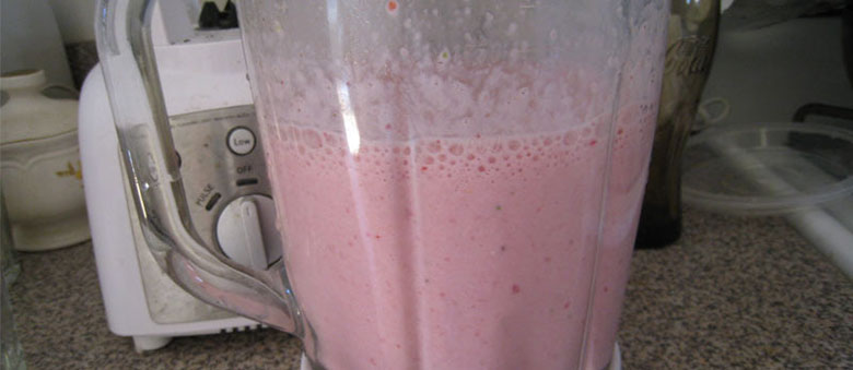 Sinh tố dâu tây sữa chua dùng máy xay sinh tố