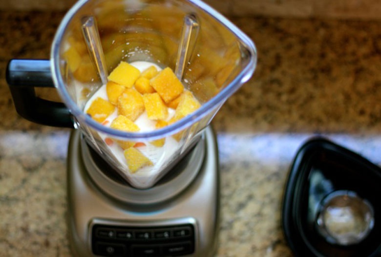 Sinh tố xoài sữa tươi thực hiện xay