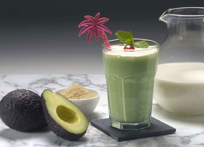 Thưởng thức ly sinh tố bơ mãng cầu thơm ngon cùng với gia đình nhé