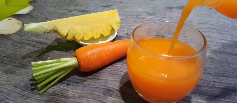 Thưởng thức ly sinh tố dứa cà rốt thơm ngọt mát bùi