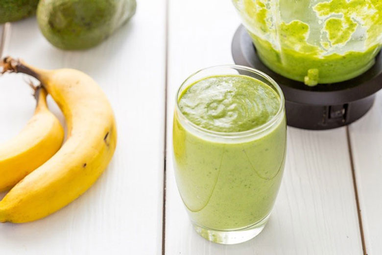Thưởng thức ly sinh tố chuối bơ
