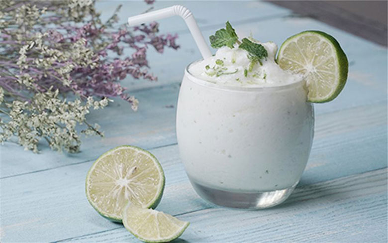 Hãy cùng thường thức ly sinh tố chanh tuyết xem có đúng vị như ngoài nhà hàng không nhé