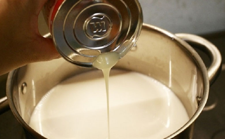 Cách làm sữa chua úp ngược: pha hỗn hợp sữa