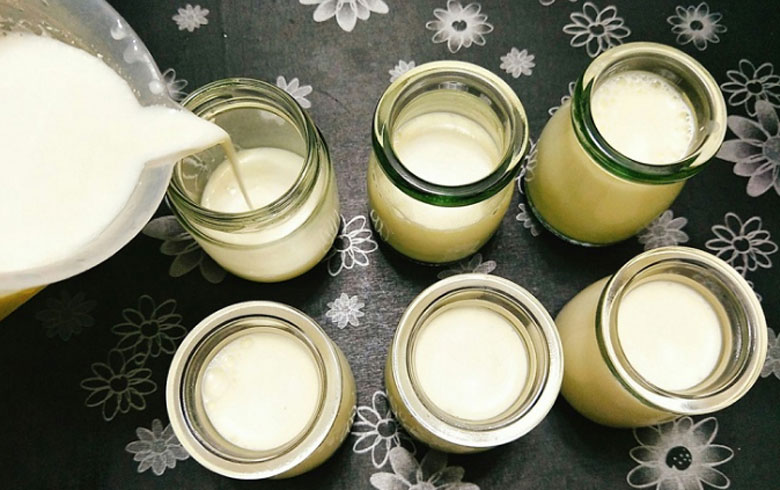 Cách làm sữa chua úp ngược: hòa sữa chua