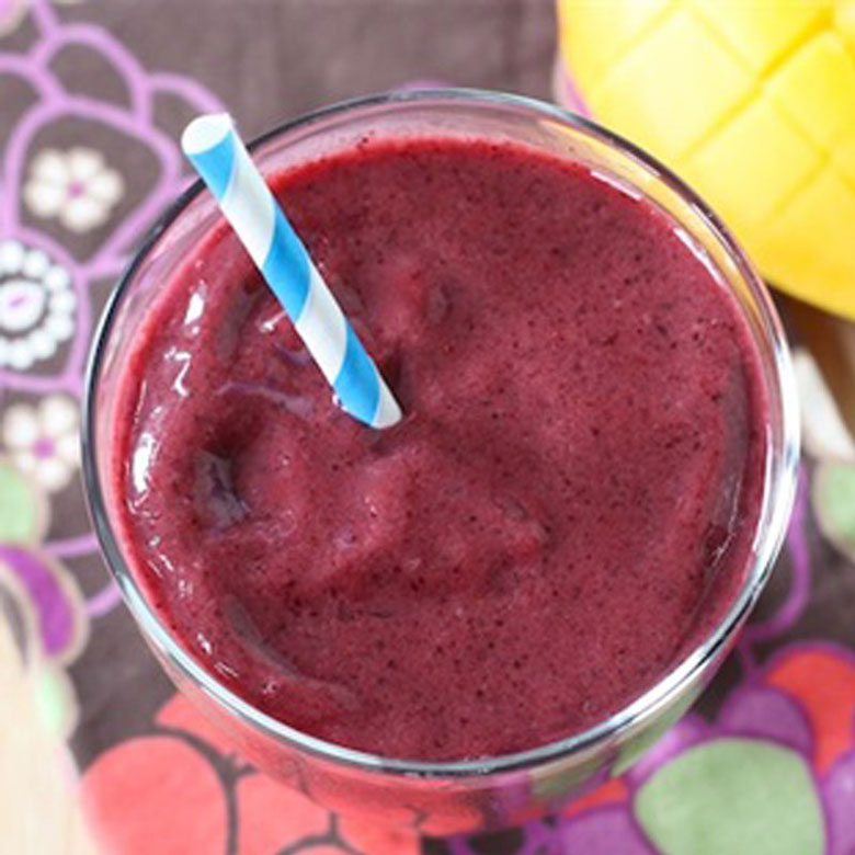 Sinh tố việt quất cho bé mix xoài mang ra cho trẻ ăn là nghiện