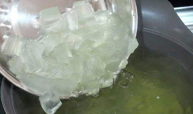 Cách làm sữa chua nha đam: cắt hạt lựu, rửa lại nhiều lần