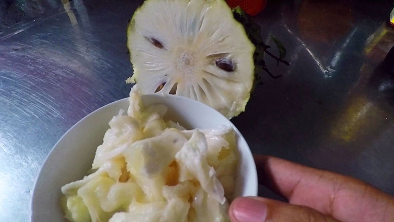 Cách làm sinh tố mãng cầu sữa khi sơ chế mãng cầu