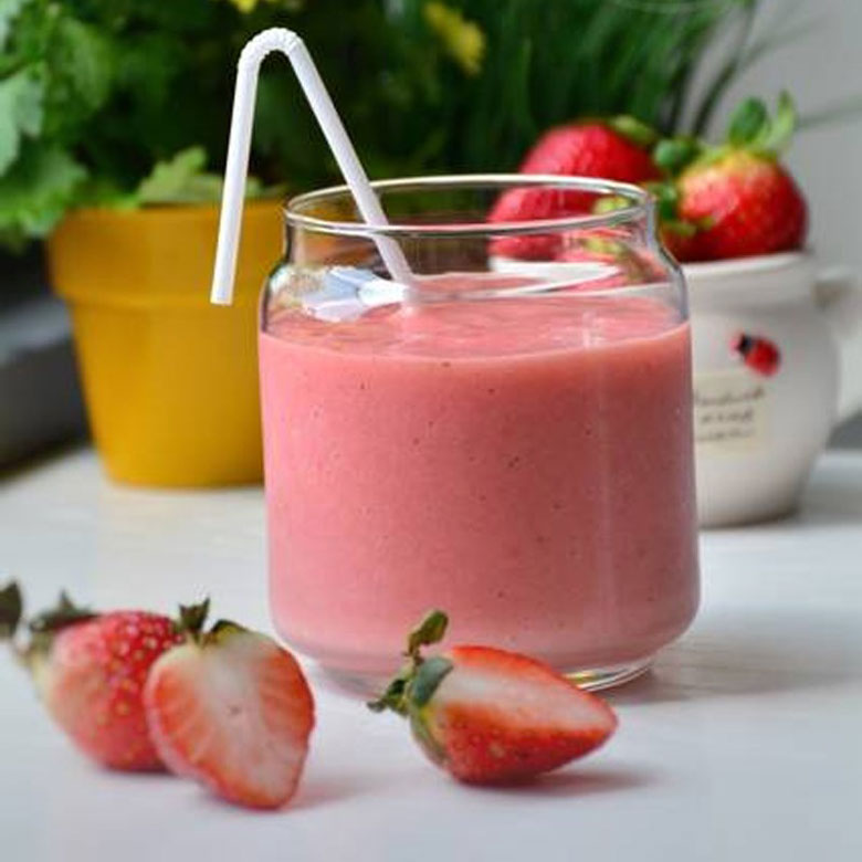 Thưởng thức thành phẩm sinh tố mãng cầu dâu khi xay xong nhé