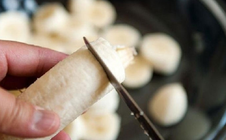 cách làm kem chuối xay: cắt chuối