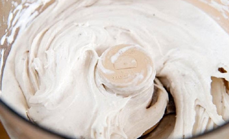 cách làm kem chuối xay: xay kem chuối như whipped cream thì dừng