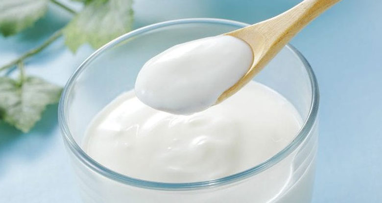 Cách làm sữa chua mít: trộn sữa chua