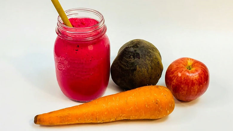 Cách làm sinh tố củ dền đỏ táo cà rốt