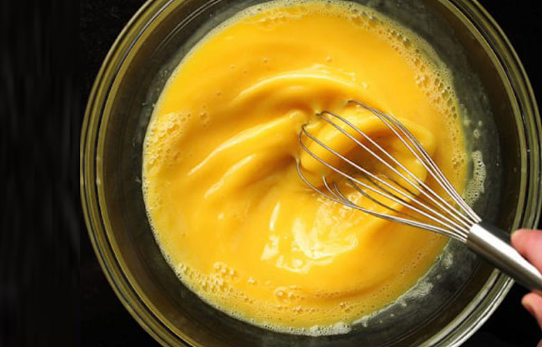 cách làm kem dừa bằng whipping cream: làm hỗn hợp kem trứng