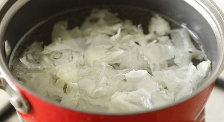 Cách làm nước ép nho nấm tuyết: Nấu nấm tuyết