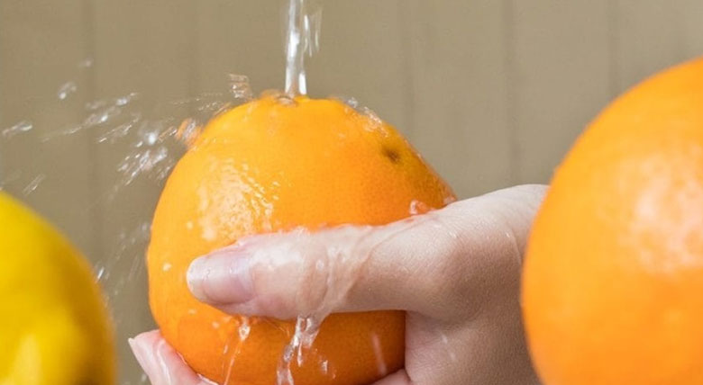 Cách làm nước ép cam: Rửa sạch cam