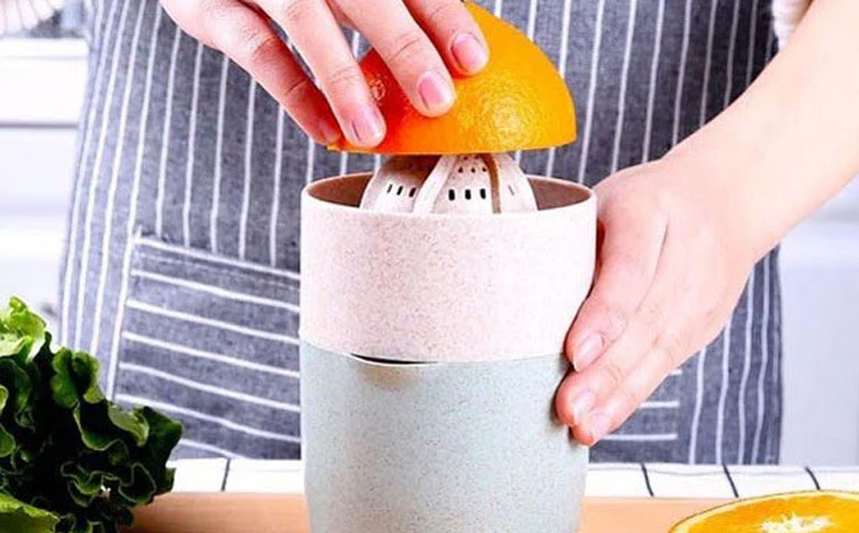 Cách làm nước ép cam bằng dụng cụ vắt tay