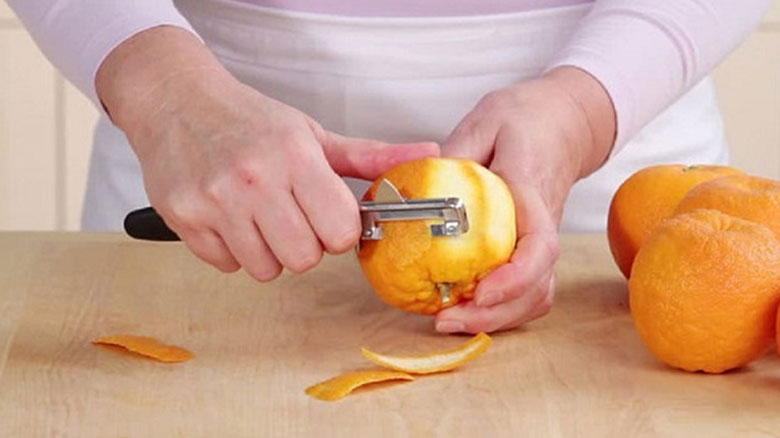 Cách làm nước ép cam bằng máy vắt cam tự động