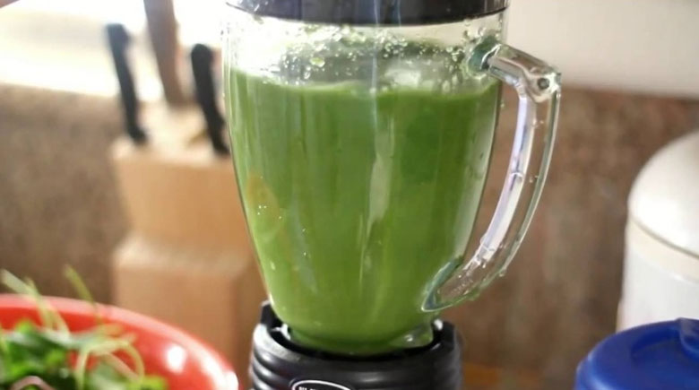 Cách làm nước ép rau má đậu xanh: Xay hỗn hợp
