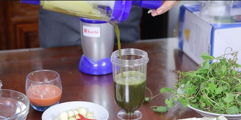 Cách làm nước ép rau má đậu xanh sữa dừa: xay các nguyên liệu