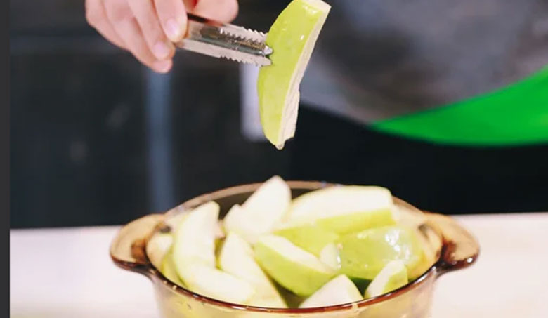 Cách làm nước ép ổi: Sơ chế ổi