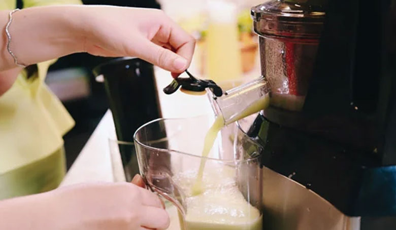 Cách làm nước ép ổi: Ép nước ổi