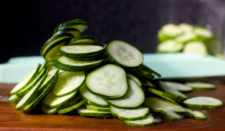 Cách làm nước ép dưa leo: cắt nhỏ dưa chuột