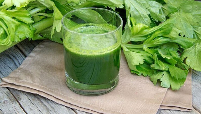 Cách làm nước ép diếp cá cần tây thành phẩm