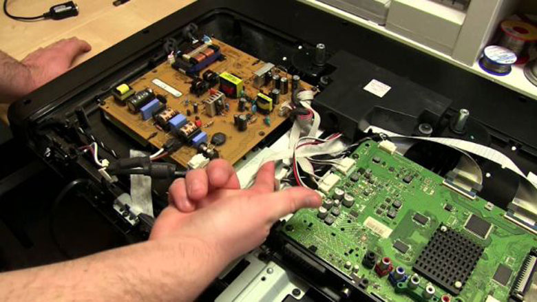 Cách sửa tivi không lên hình cần nhờ đến chuyên viên kỹ thuật