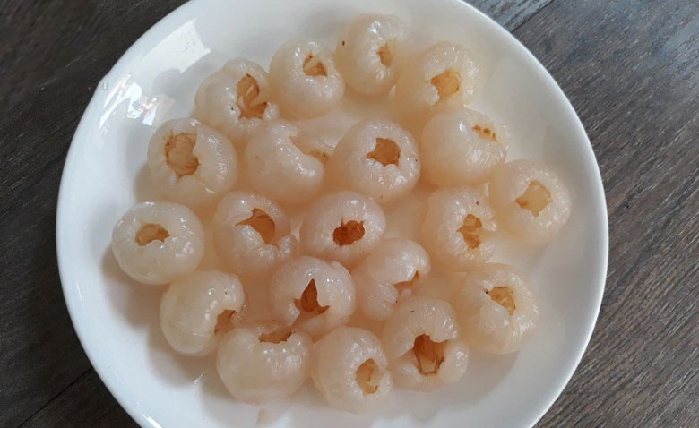 Cách nấu chè vải hạt sen: Sơ chế vải