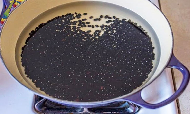 Cách nấu chè bí đỏ đậu đen: Sơ chế đậu đen