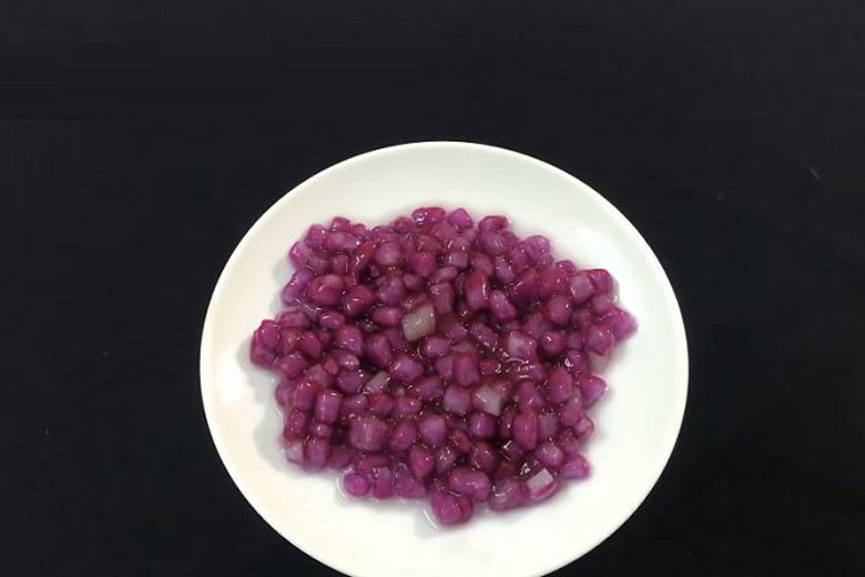 Củ năng trà sữa với lá nếp cẩm cực hấp dẫn