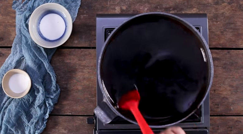 Cách nấu chè sương sáo: Làm thạch đen