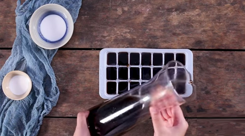 Cách nấu chè sương sáo: Cho chè thạch đen vào khuôn để tủ lạnh