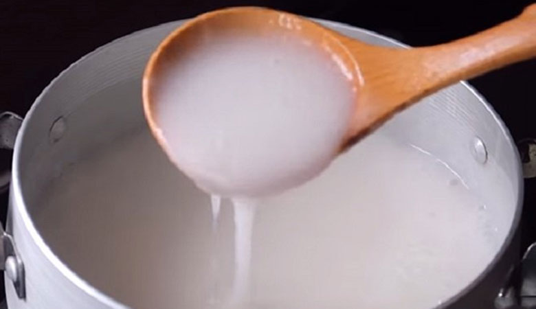Cách nấu chè sương sáo: Làm nước cốt dừa