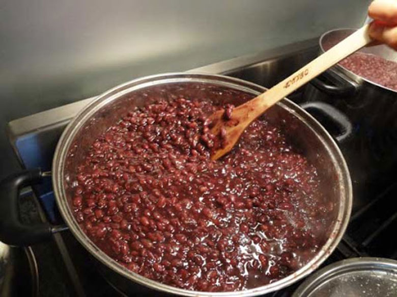 Trà sữa matcha đậu đỏ thực hiện bước tiếp xào đậu đỏ