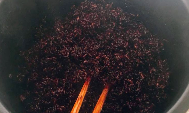 Cách nấu chè nếp cẩm đậu ván trắng: nấu nếp cẩm