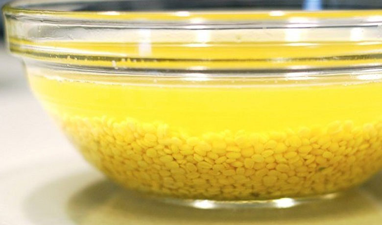 Cách nấu chè bưởi: Ngâm đỗ xanh