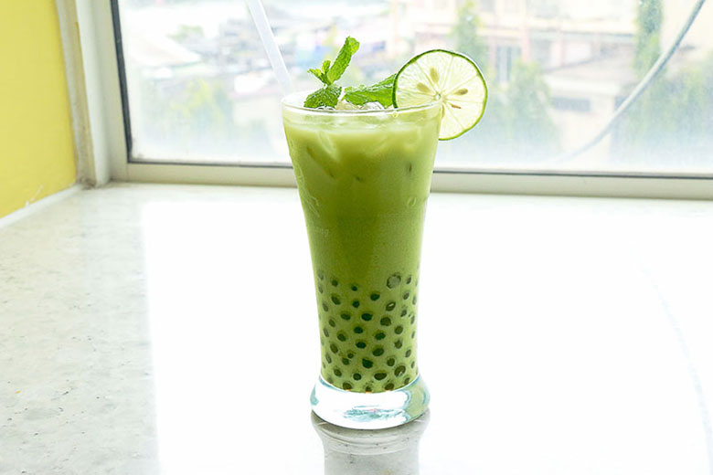 Thưởng thức ly trà sữa matcha cùng với topping
