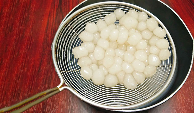 Cách nấu chè đậu đen bột lọc: nấu bột lọc