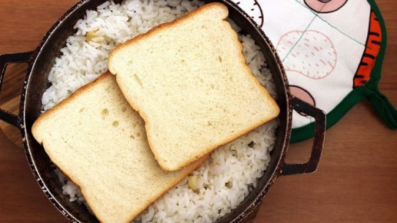 Cơm bị nhão phải làm sao - Thêm vài lát bánh mì