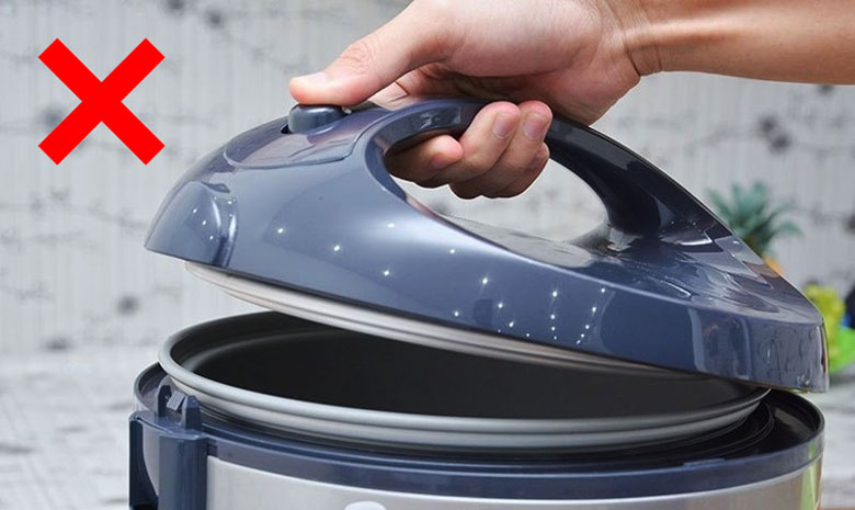 Cơm bị nhão phải làm sao - Tránh mở nắp nồi