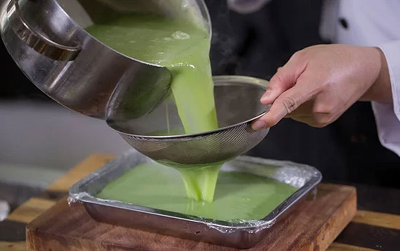 Cách làm chè khúc bạch: Làm thạch khúc bạch xanh