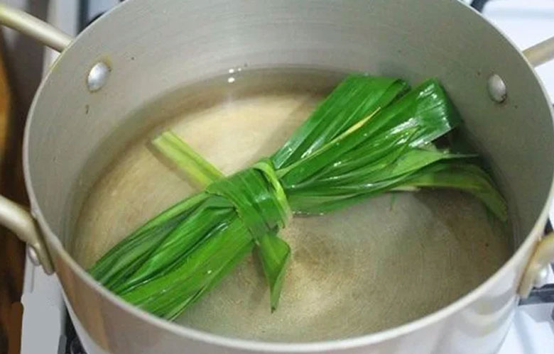 Cách làm chè khúc bạch: Nấu nước đường