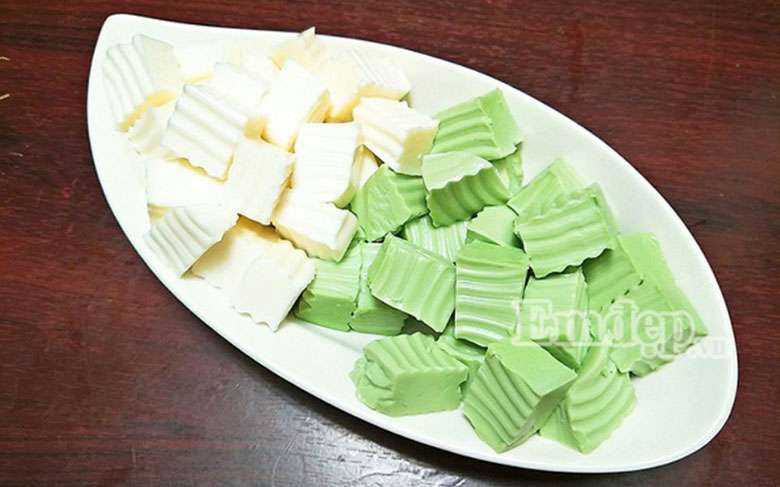 Cách làm chè khúc bạch: Cắt thạch