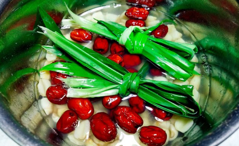 Cách nấu chè hạt sen táo đỏ: Nấu chè