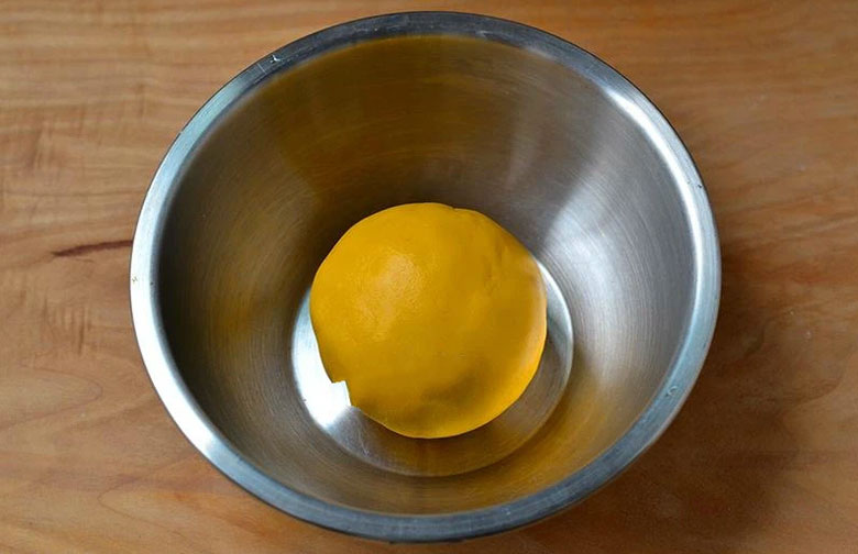 cách nấu chè bí đỏ nước cốt dừa: Nhồi bột