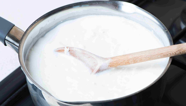 cách nấu chè bí đỏ nước cốt dừa: nấu nước cốt dừa